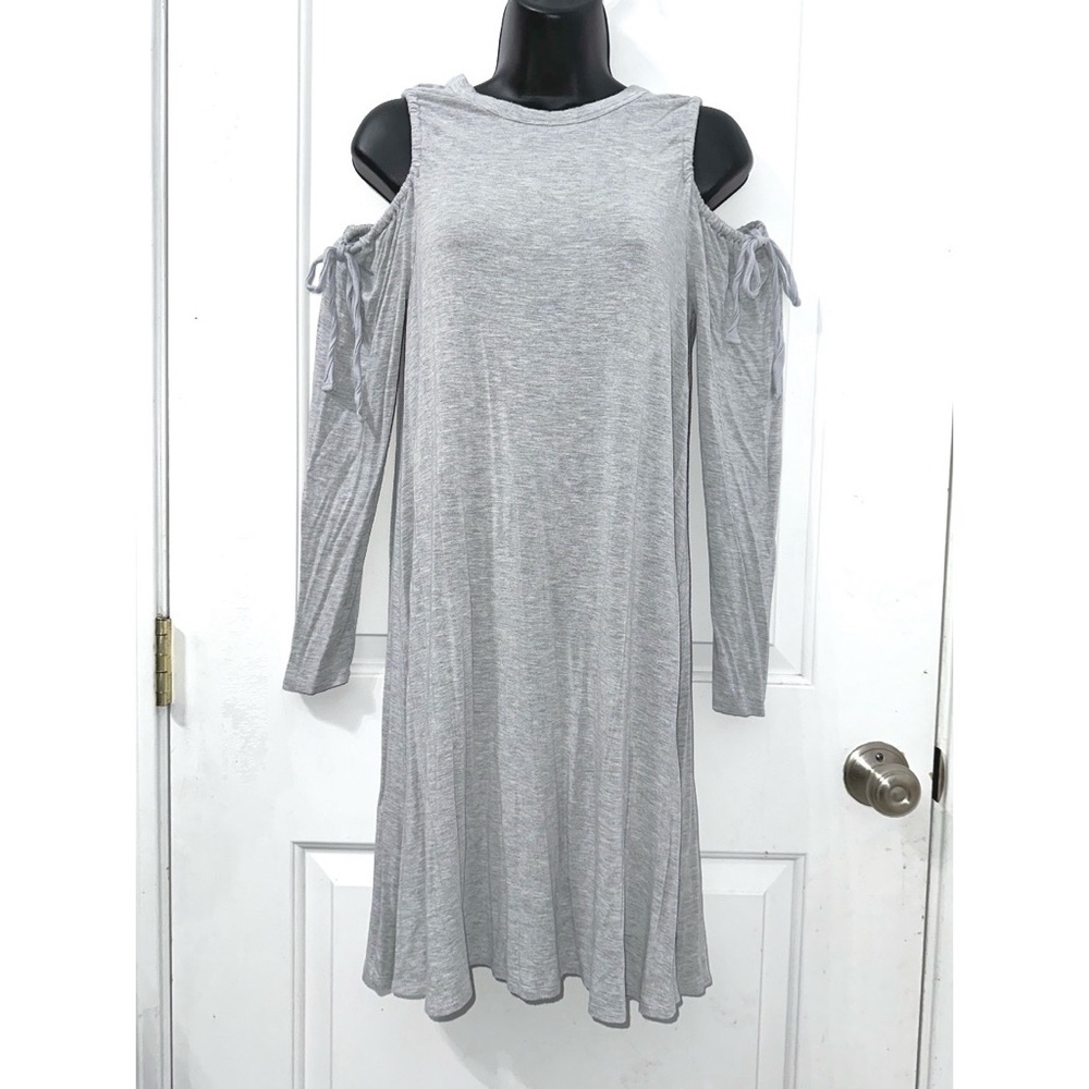 American Eagle Outfitters Gray Cold shoulder cutouts with tie accents on sleeves